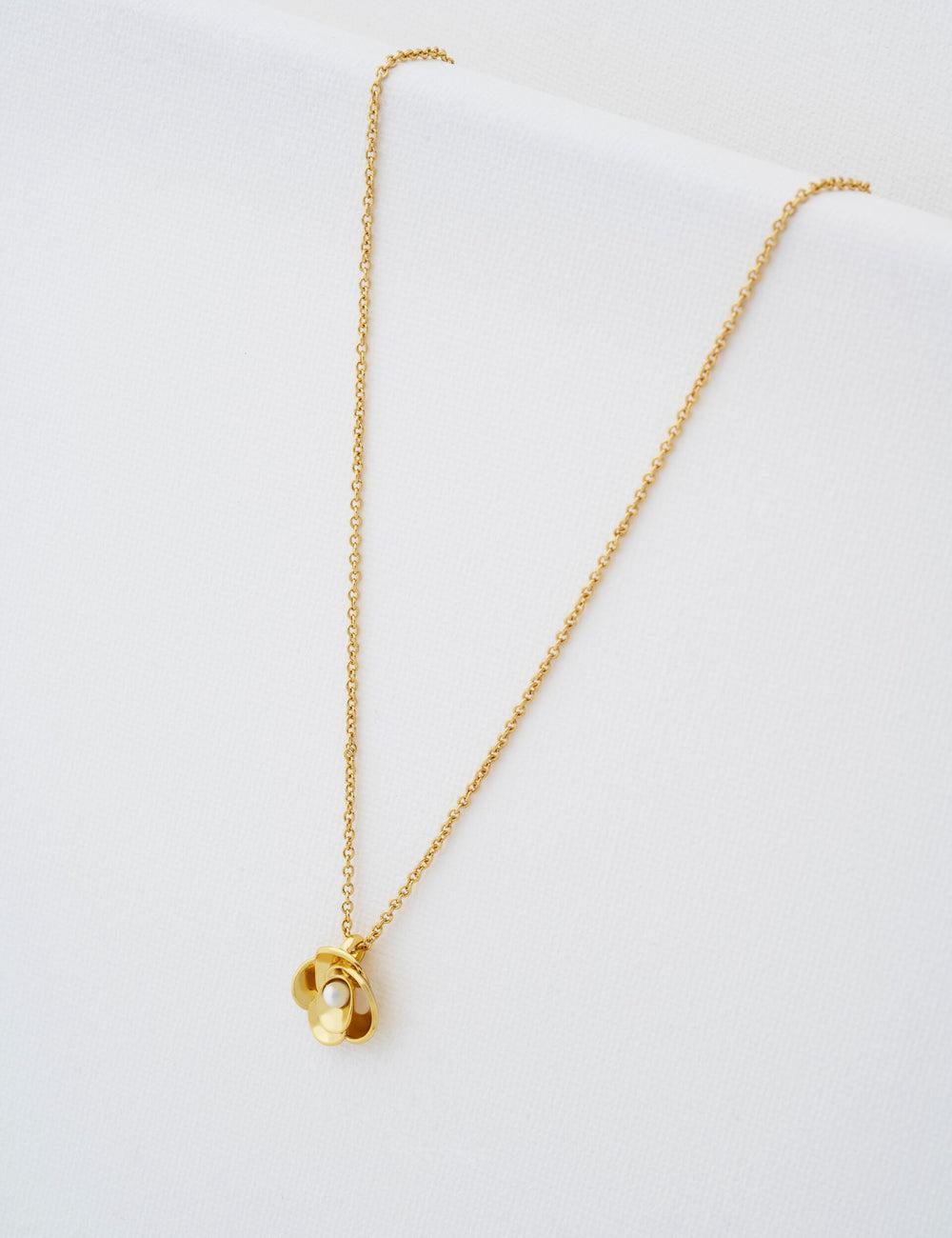 Gold Ted Baker FLORA - Pearl Detail Flower Pendant Women Necklaces | SG  6974-CMIOJ