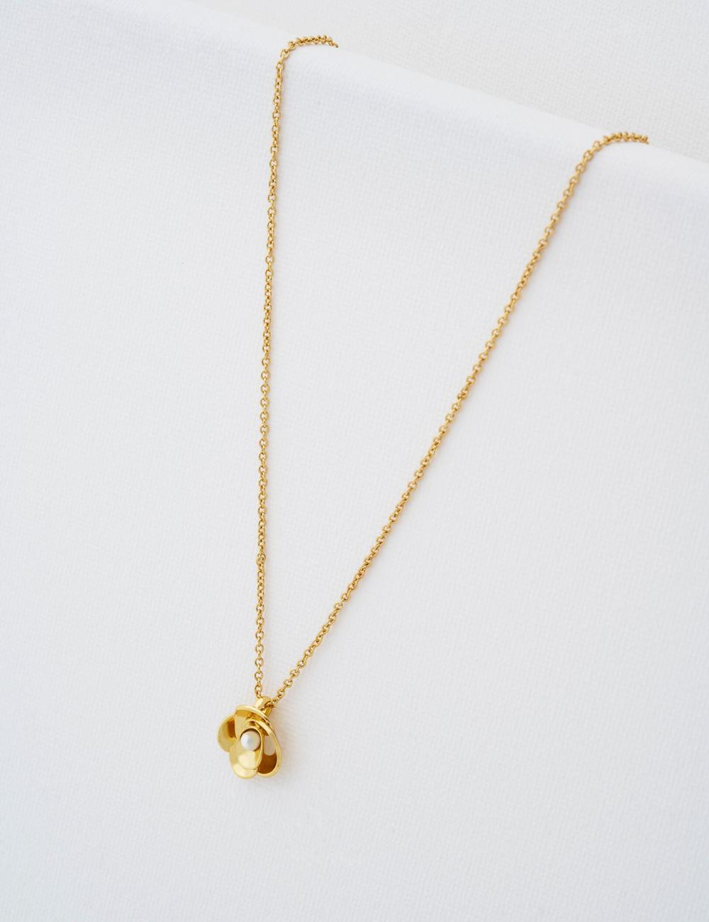 Gold Ted Baker FLORA - Pearl Detail Flower Pendant Women Necklaces | SG  6974-CMIOJ